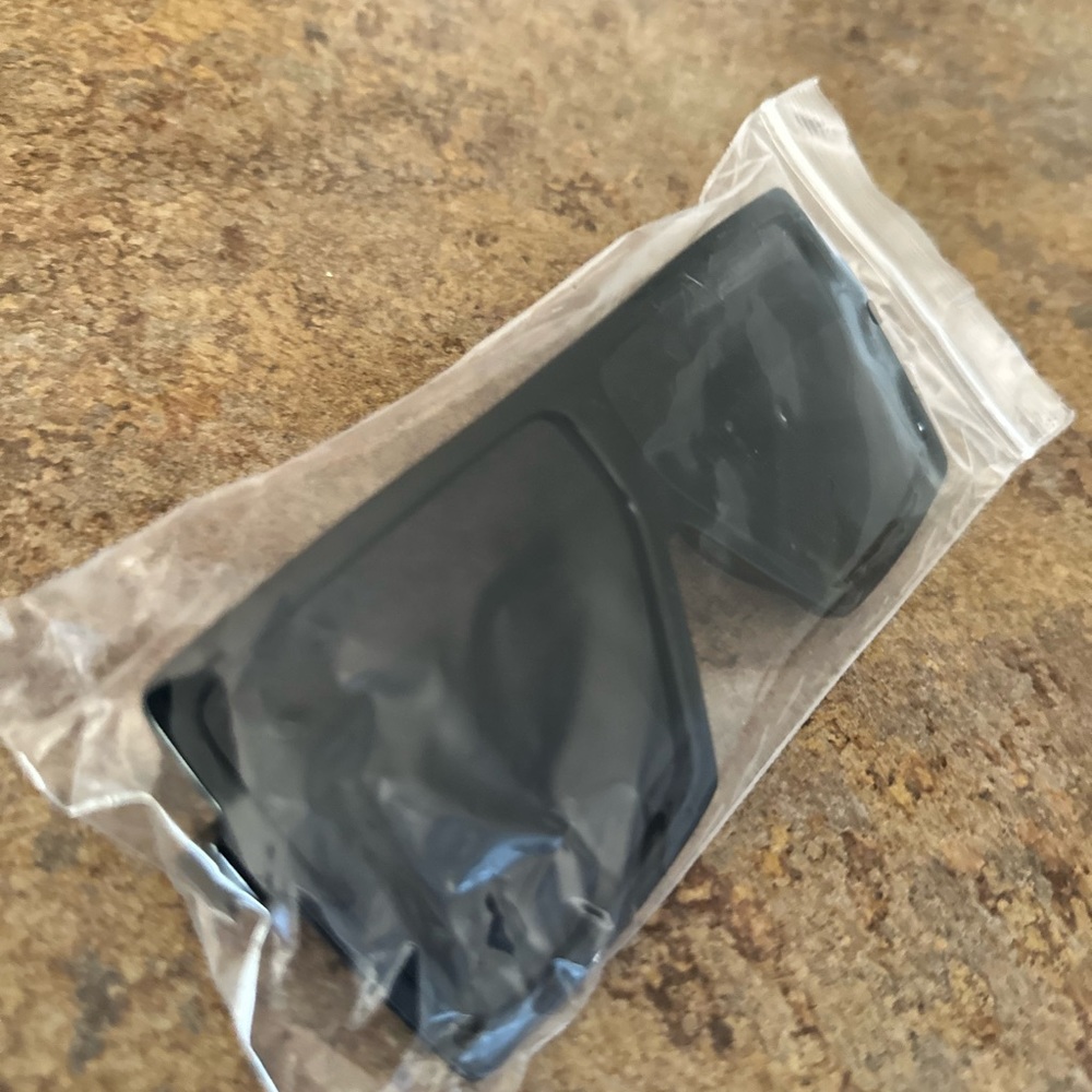 Large Frame Rectangular Sunglasses - Picture 2 of 2